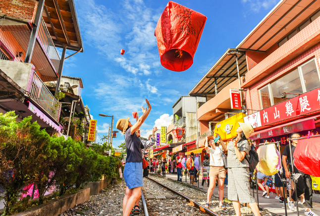 Tour information: Taiwan Direct Flights to Da Nang: Taoyuan - Taichung - Taipei - Complimentary Sky Lantern Release - Exploring Jiu Fen Old Street - 4* Hotel